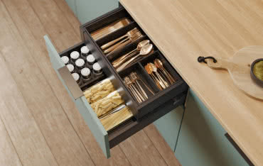 Jakie prowadnice ułatwią korzystanie z szuflad w kuchni?