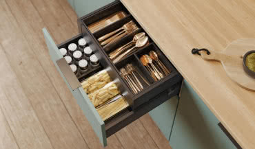 Jakie prowadnice ułatwią korzystanie z szuflad w kuchni?
