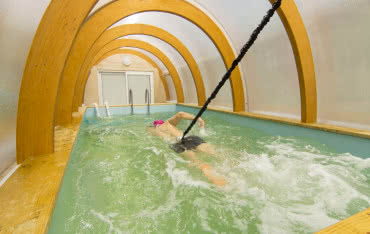 Drewniany trenażer do treningu pływackiego