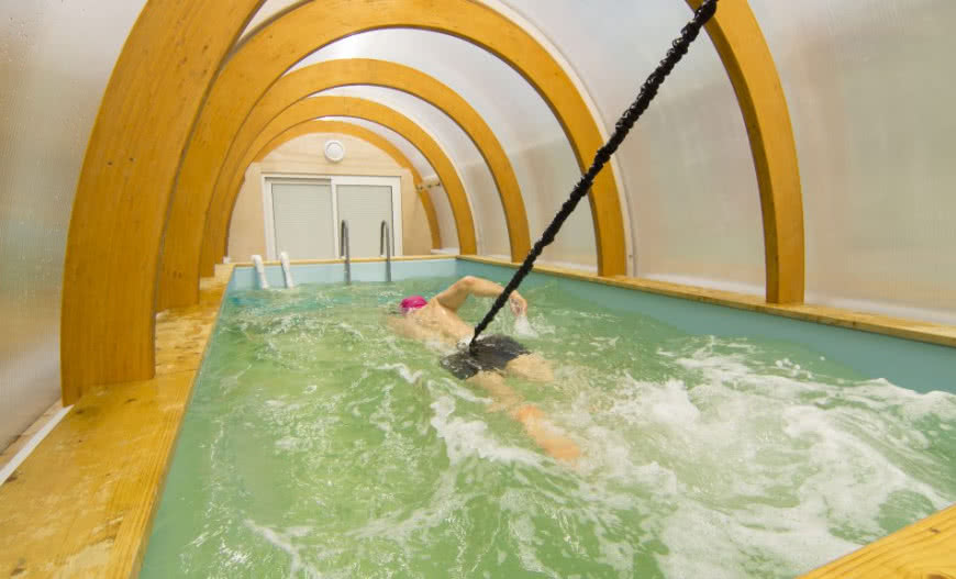 Drewniany trenażer do treningu pływackiego