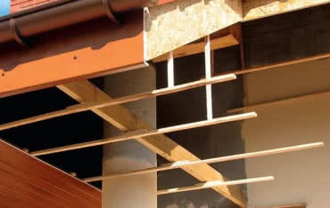 Montaż podbitki dachowej