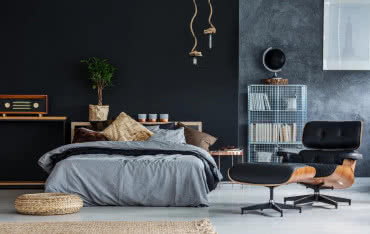 Ciemne kolory ścian w sypialni - czy warto je stosować? 