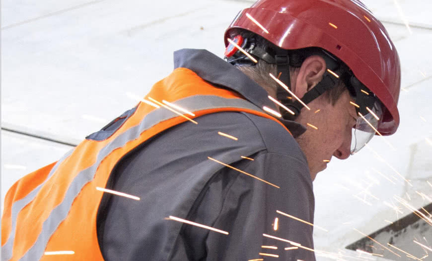 Hełm ATRA 20 z wizjerem wewnętrznym