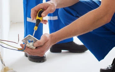 Wyłączniki i gniazda w domowej instalacji elektrycznej