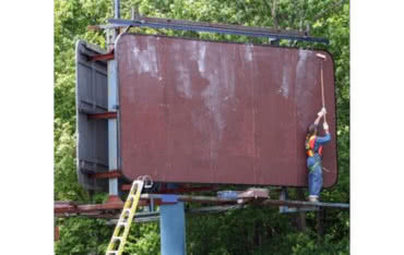 Montowanie bilbordu za pomocą kleju