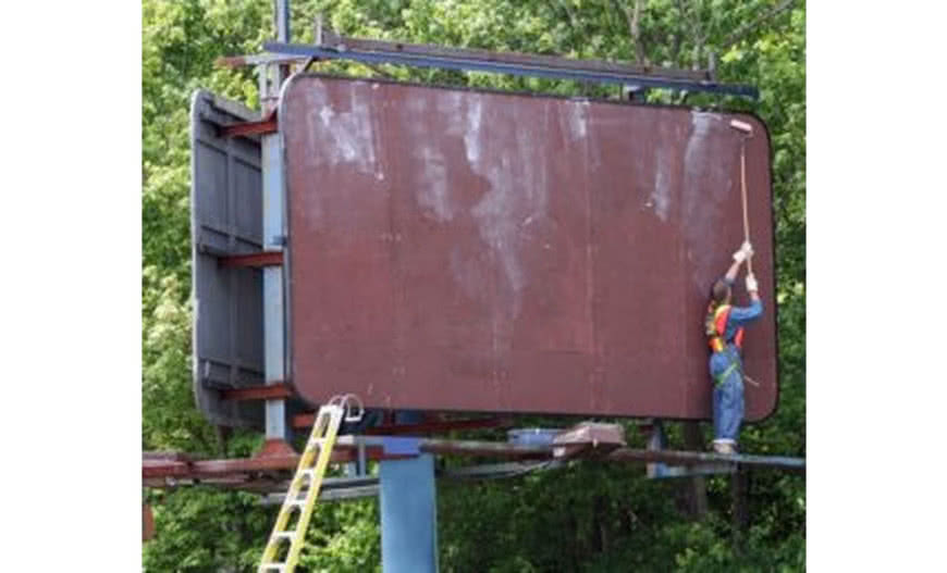 Montowanie bilbordu za pomocą kleju