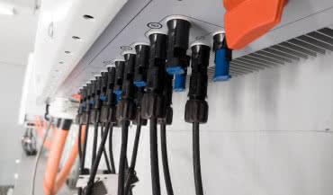 Falowniki i komponenty fotowoltaiczne – jak wybrać najlepsze rozwiązanie?