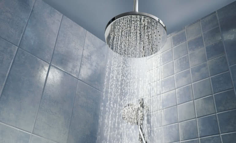 Deszczownica w łazience – zobacz, które zestawy prysznicowe warto kupić