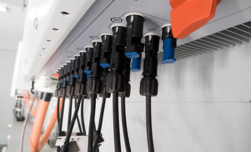 Falowniki i komponenty fotowoltaiczne – jak wybrać najlepsze rozwiązanie?