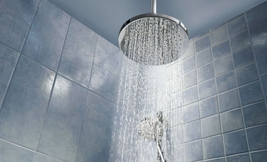 Deszczownica w łazience – zobacz, które zestawy prysznicowe warto kupić