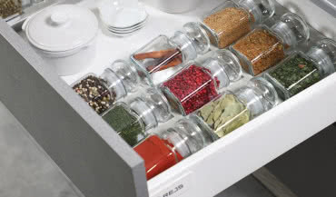 Sposoby na porządek w kuchennej szufladzie