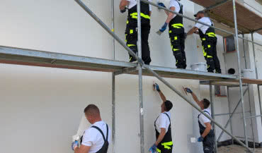 Elewacja odporna na zabrudzenia i porastanie – Weber prezentuje innowacyjne tynki