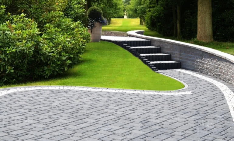 Kostka brukowa na taras, chodnik i schody – poradnik inwestora 
