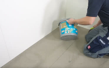 Chcesz mieć perfekcyjną podłogę winylową? Odkryj klej UZIN KE 66