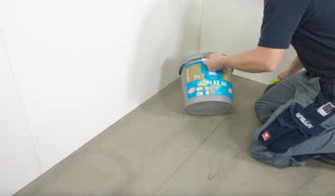 Chcesz mieć perfekcyjną podłogę winylową? Odkryj klej UZIN KE 66