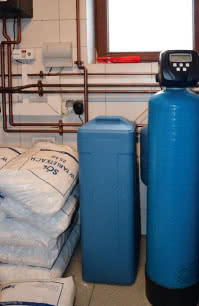 Domową stację uzdatniania wody na ogół montuje się w kotłowni lub pomieszczeniu gospodarczym. Niezbędne jest podłączenie do kanalizacji i odpowiednio dużo miejsca by wygodnie urządzenia obsługiwać oraz magazynować np. sól w workach