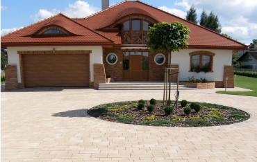 Płytki zewnętrzne antypoślizgowe i mrozoodporne: przewodnik po bezpiecznej nawierzchni