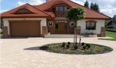 Płytki zewnętrzne antypoślizgowe i mrozoodporne: przewodnik po bezpiecznej nawierzchni