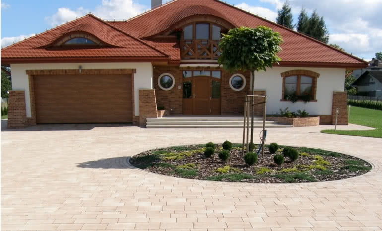 Płytki zewnętrzne antypoślizgowe i mrozoodporne: przewodnik po bezpiecznej nawierzchni