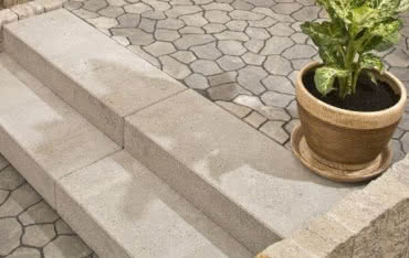 Renowacja schodów zewnętrznych stopniami kątowymi i okładzinowymi. Pomysły i rozwiązania