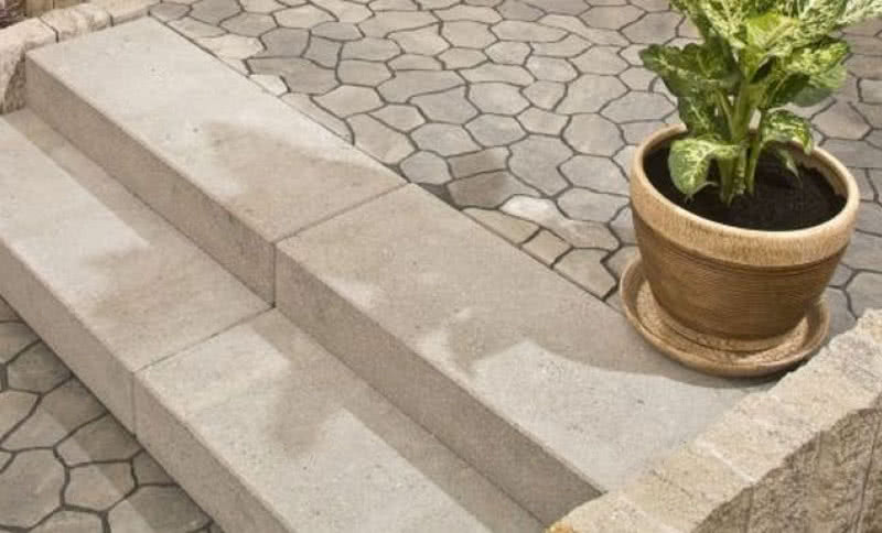 Renowacja schodów zewnętrznych stopniami kątowymi i okładzinowymi. Pomysły i rozwiązania