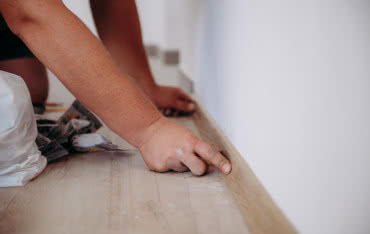 Montaż listew przypodłogowych: 3 sprawdzone metody