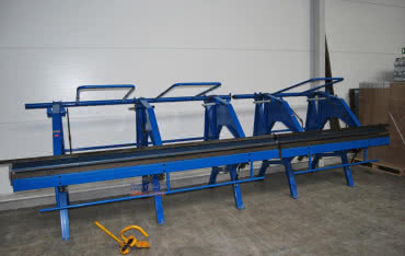 Urządzenia do obróbki blachy na pokrycia dachowe