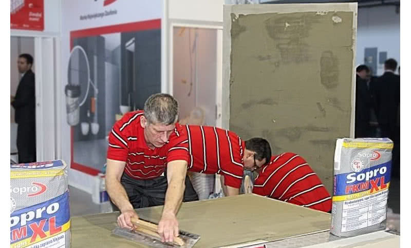 Jak uniknąć błędów przy montażu wielkoformatowych płyt?