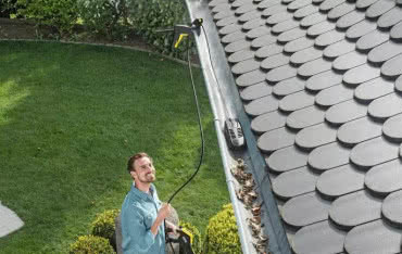 Jak i czym czyścić rynny? Czyszczenie rynien w domu