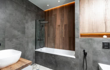 Ciemna armatura pod lupą. Jak wykorzystać wykończenia gun metal i black w łazience?