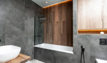 Ciemna armatura pod lupą. Jak wykorzystać wykończenia gun metal i black w łazience?