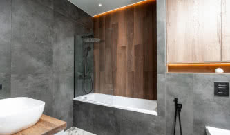 Ciemna armatura pod lupą. Jak wykorzystać wykończenia gun metal i black w łazience?