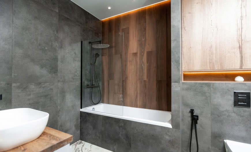 Ciemna armatura pod lupą. Jak wykorzystać wykończenia gun metal i black w łazience?