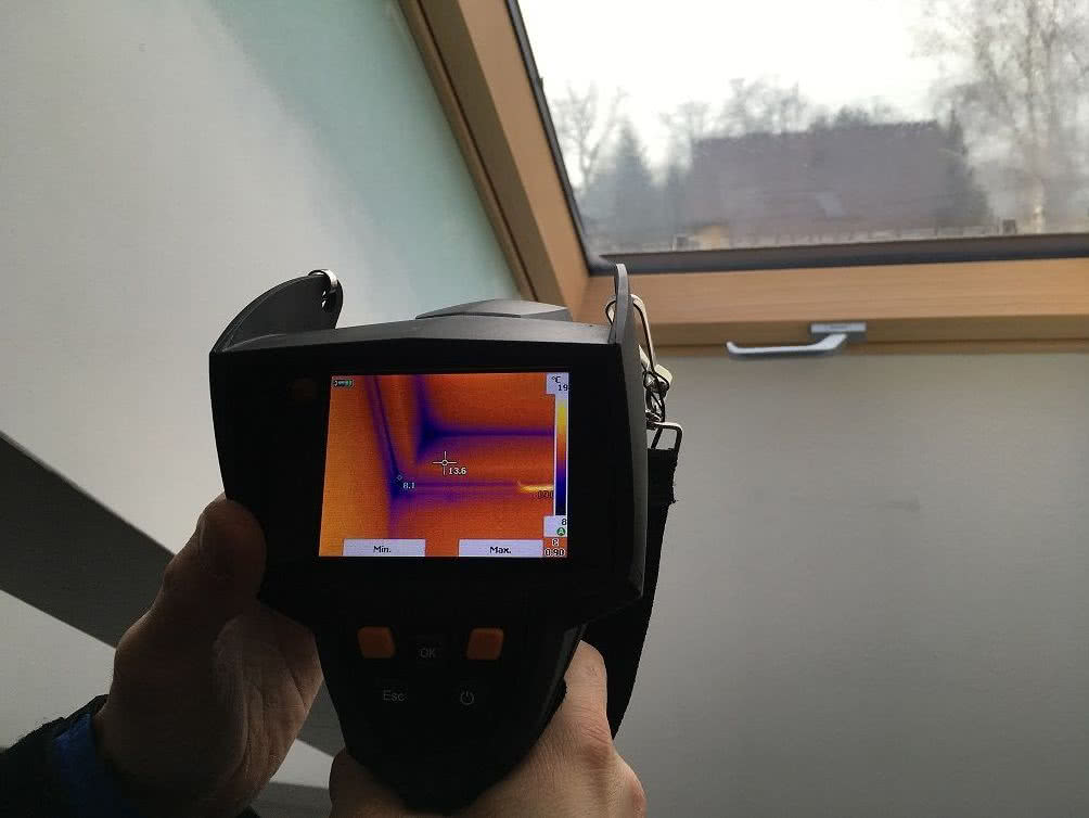 Badanie termowizyjne wewnątrz na poddaszu pozwala określić poprawność osadzenia okien dachowych. fot. ISOVER