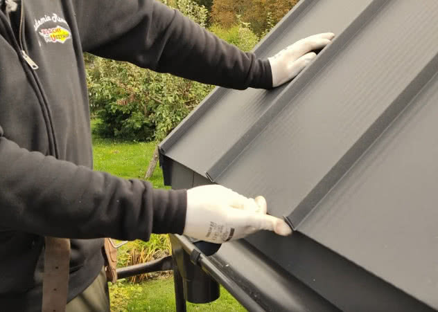 Narożnik wewnętrzny na dachu płaskim – jak go prawidłowo wykonać?