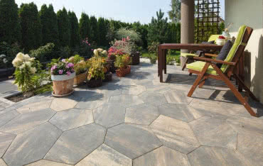 Jak układać nawierzchnie z kostki brukowej?