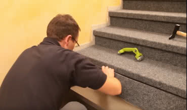 Odśwież schody: jak położyć wykładzinę dywanową?