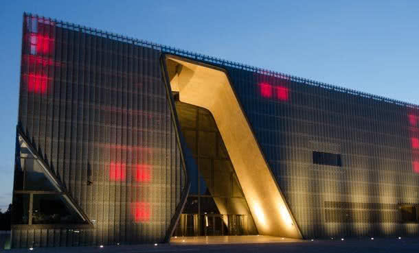 Forma wyzwaniem dla materiału - Muzeum Historii Żydów Polskich