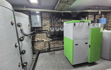 Podwyższony standard w kotłach peletowych – co to oznacza i jakie korzyści daje inwestorowi?