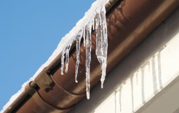Elektryczne ogrzewanie rynien: pozbądź się sopli i zalegającego śniegu!