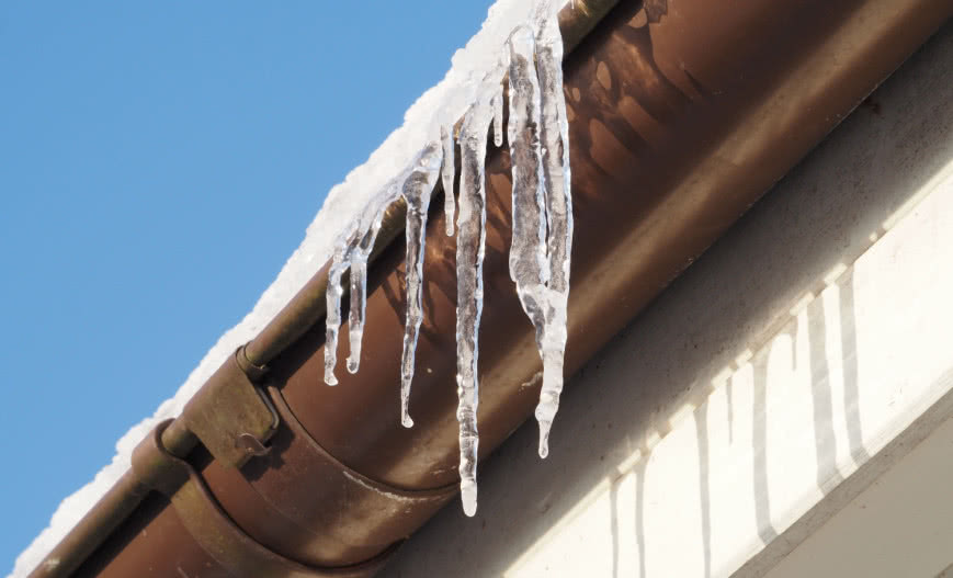 Elektryczne ogrzewanie rynien: pozbądź się sopli i zalegającego śniegu!