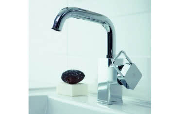 Jak optycznie powiększyć małą łazienkę?