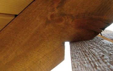 Jak zabezpieczyć więźbę dachową przed rozporem?