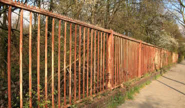 Odnowienie ogrodzenia metalowego – szybko i łatwo!