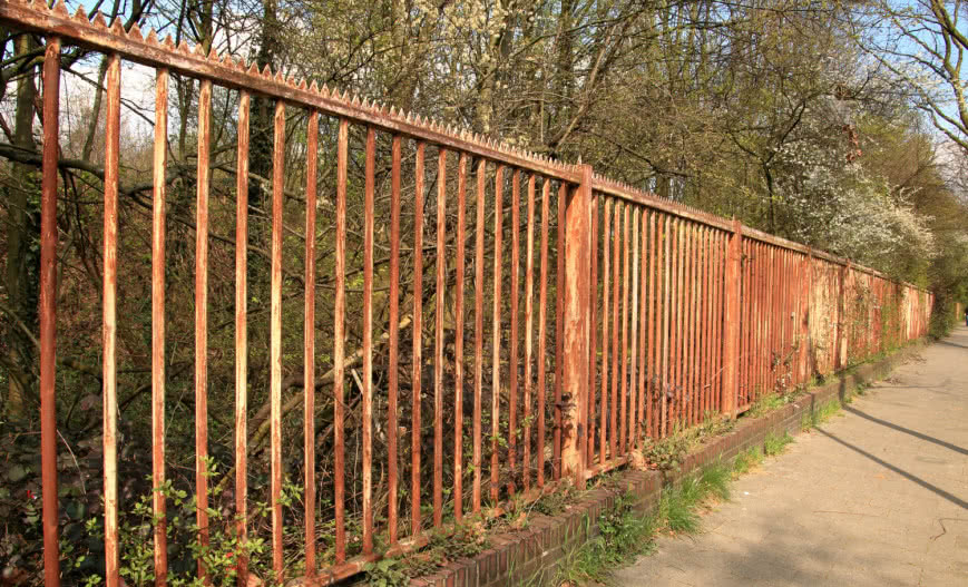 Odnowienie ogrodzenia metalowego – szybko i łatwo!