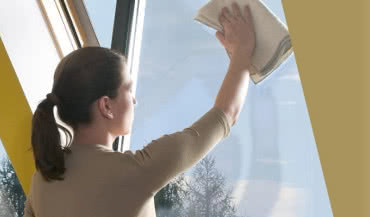 Jak myć okna dachowe? Radzą eksperci