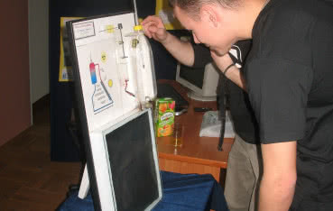 Uczniowie budują panele słoneczne