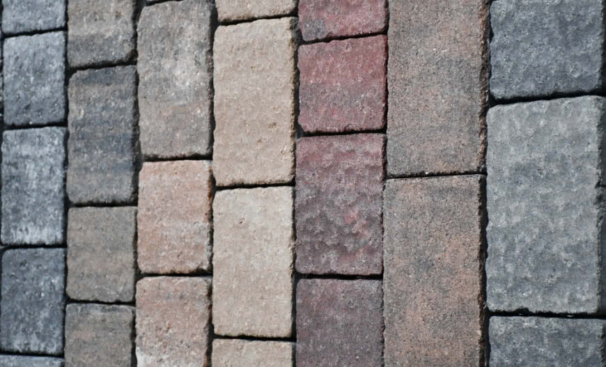 Podjazd i aleje w stylu retro. Zastosowanie postarzanej kostki antico w ogrodzie