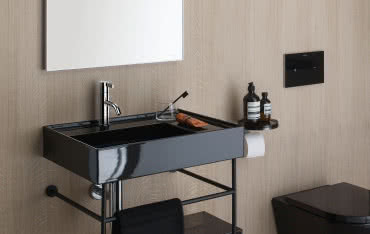 Modne czarne elementy w łazience