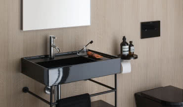 Modne czarne elementy w łazience